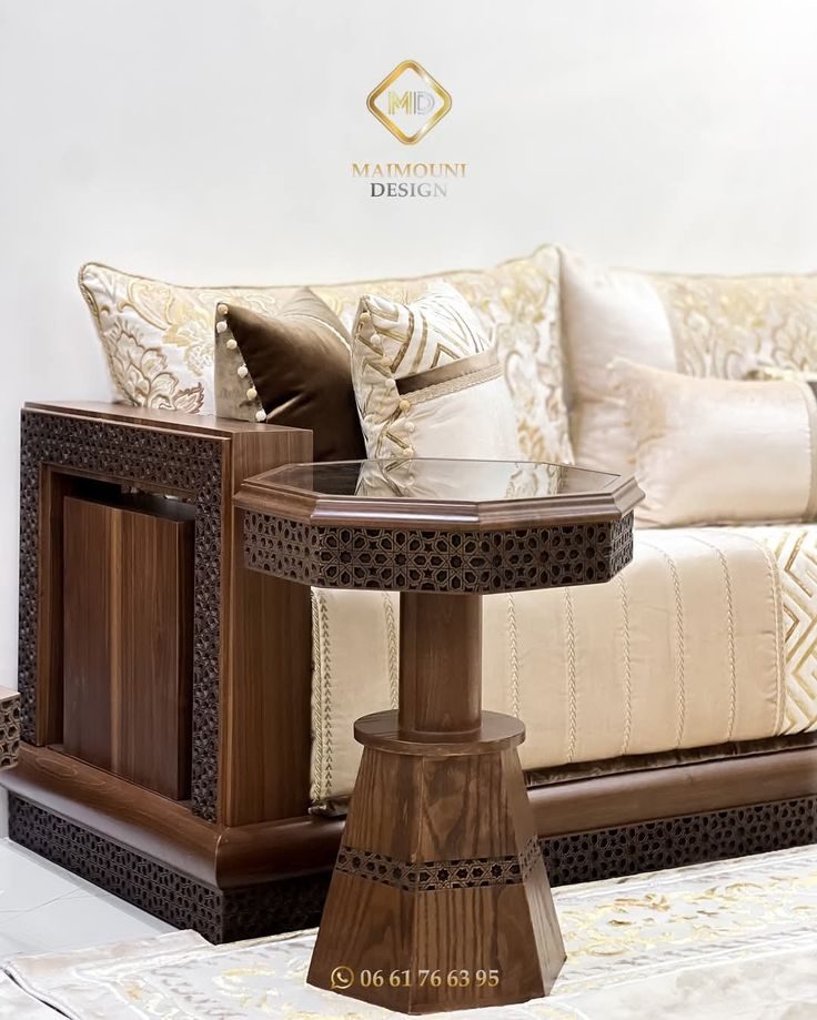 Table d'appoint en bois à moucharabieh près d'un salon marocain