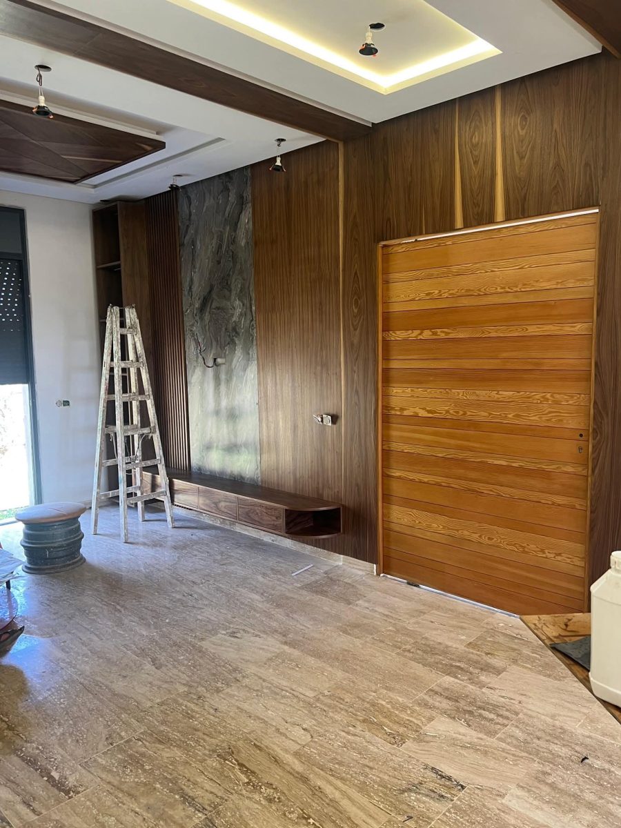Habillage mural en noyer, tasseaux et grande porte à lattes