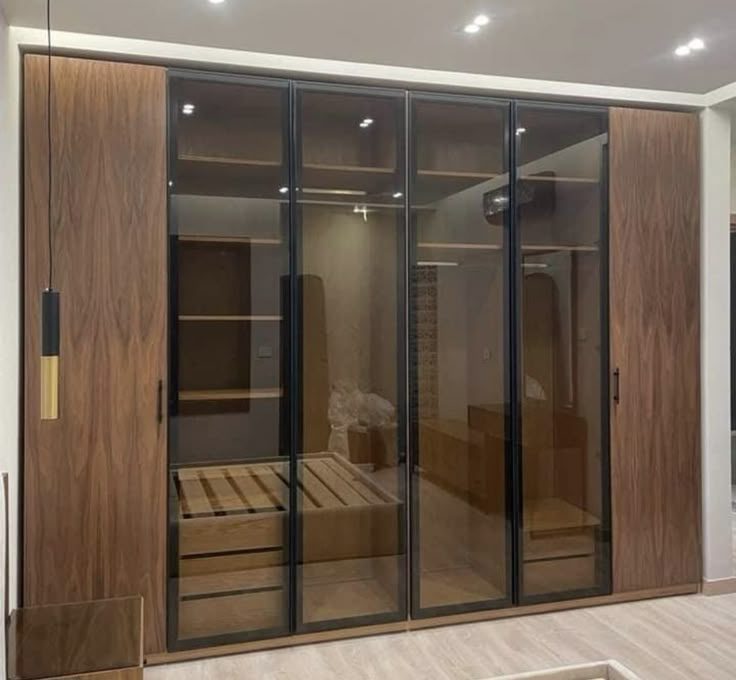 Armoire six portes en noyer et verre fumé à cadre noir