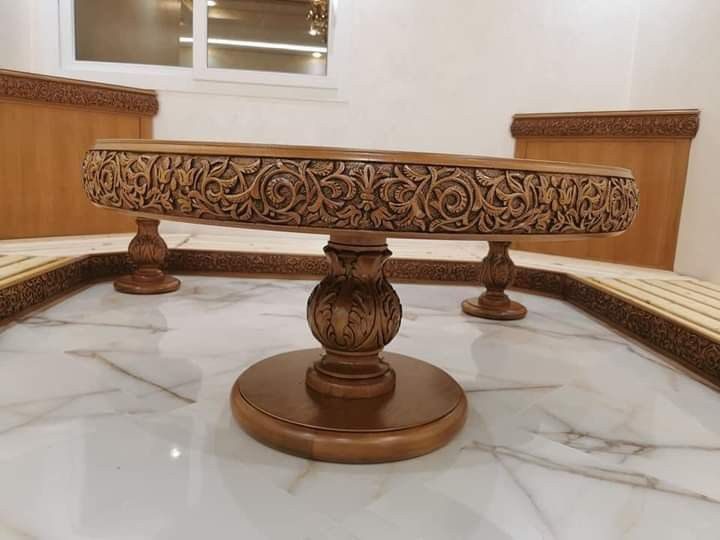 Table basse ronde en bois sculpté à frise arabesque