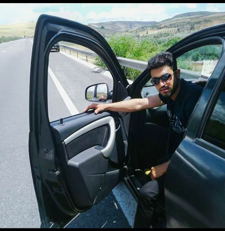 Véhicule de tourisme au bord d'une autoroute