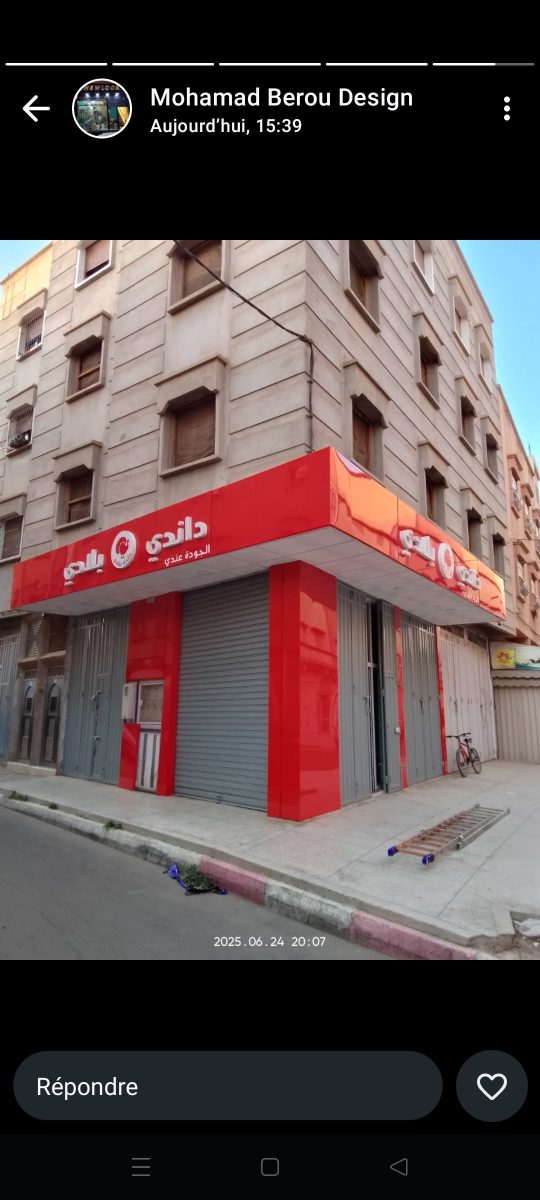 Devanture de commerce habillée en rouge