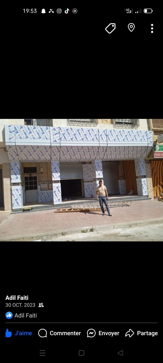 Devanture de magasin en cours d'habillage