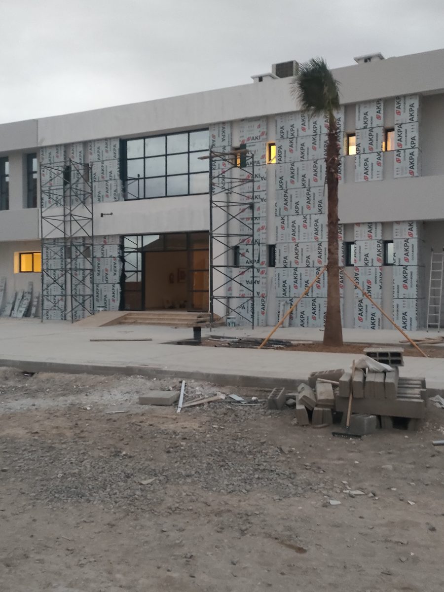 Façade à grandes verrières aluminium noir, en chantier