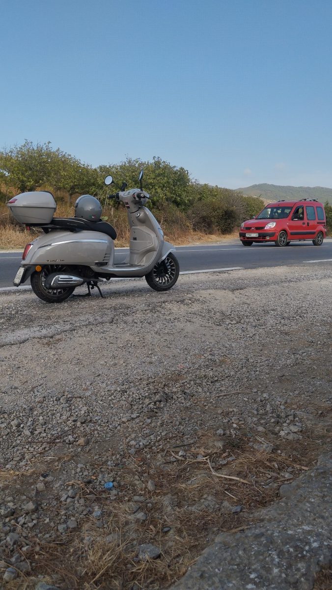 Maxi-scooter de livraison au bord de route