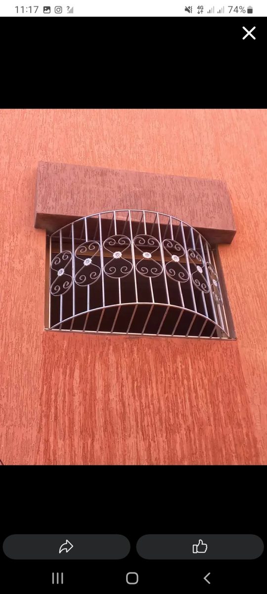 Grille de fenêtre cintrée en fer forgé