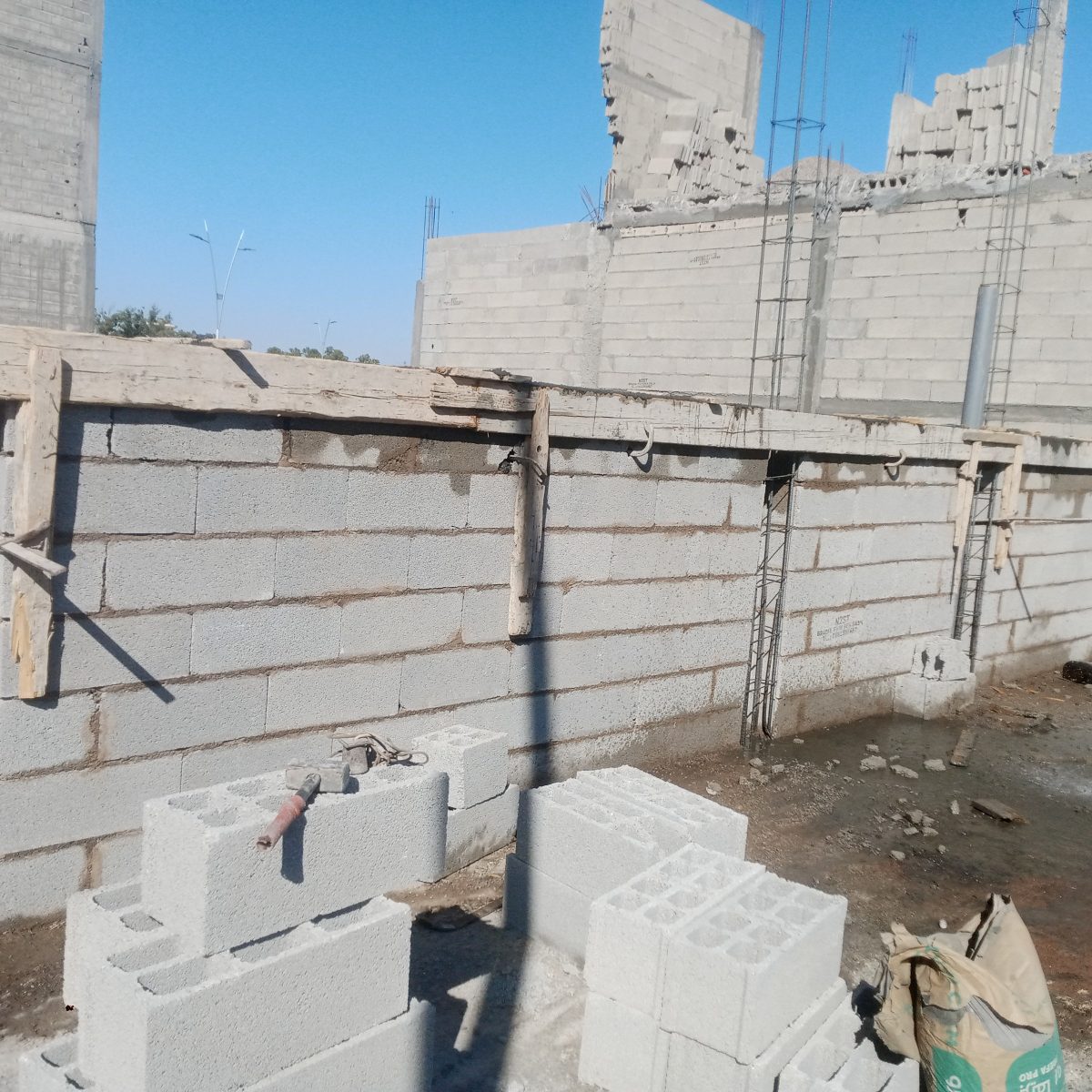Chantier de maçonnerie en parpaings