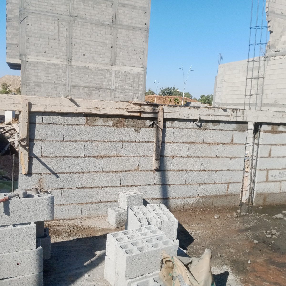 Mur en parpaings en construction