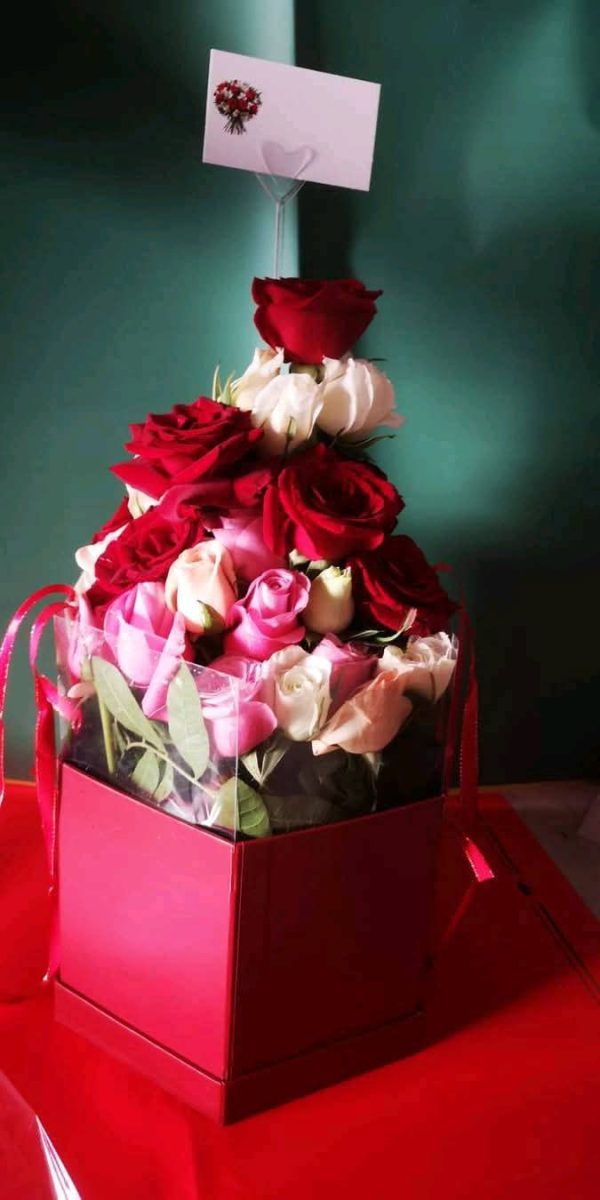 Composition florale étagée dans une boîte cadeau rouge