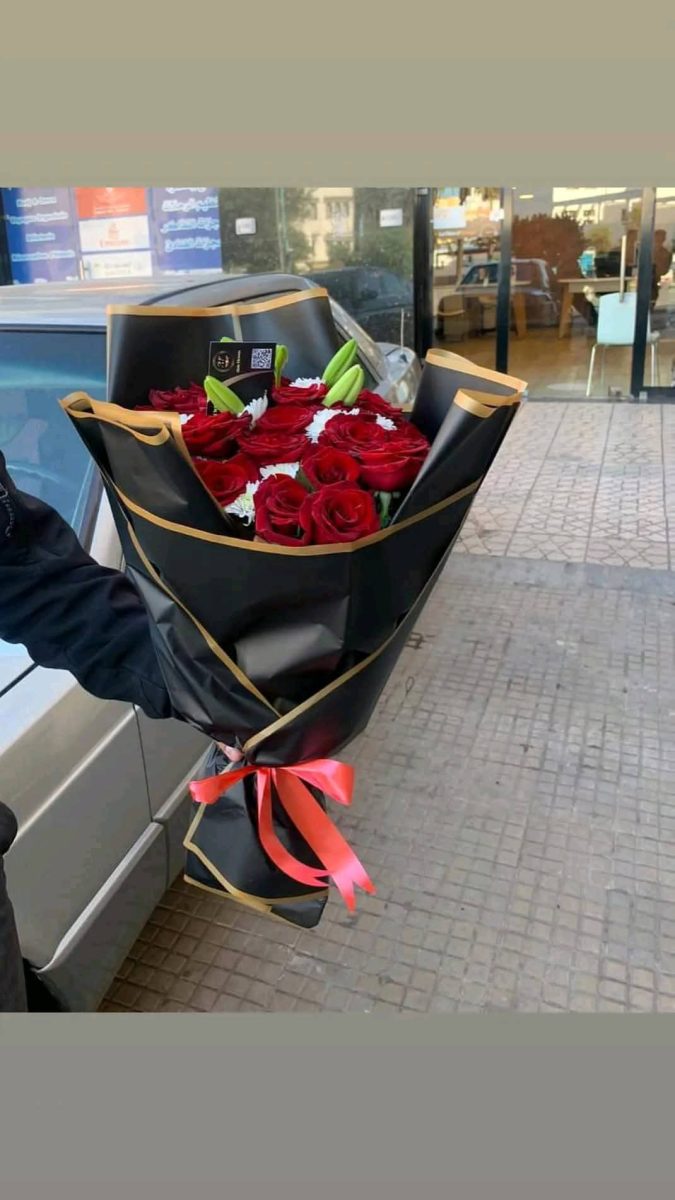 Bouquet de roses rouges en papier noir et or