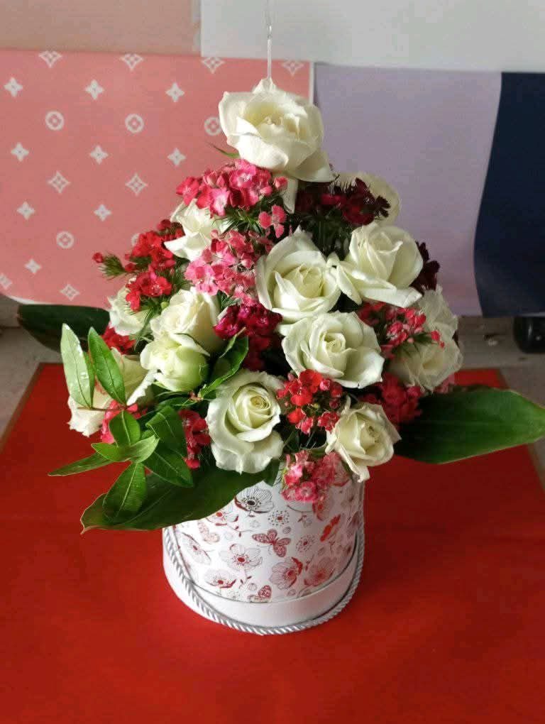 Composition florale de roses blanches en boîte