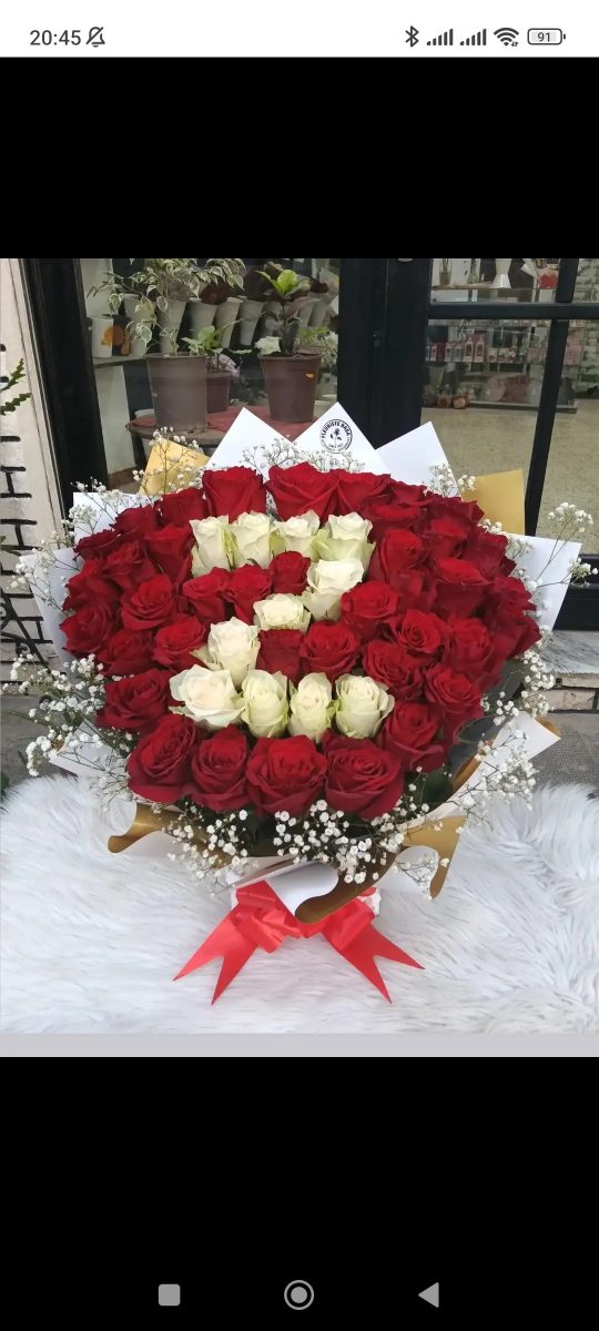 Grand bouquet de roses rouges et blanches