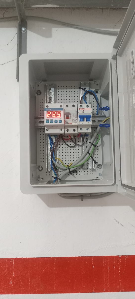 Coffret électrique à régulateur de tension numérique