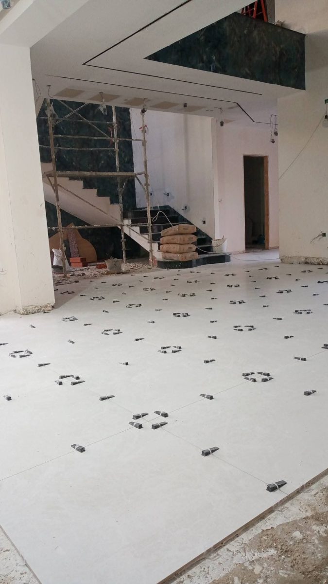 Pose de carrelage en grande pièce