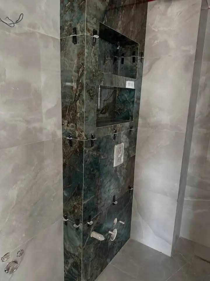 Paroi de douche effet onyx vert à niches à étagères