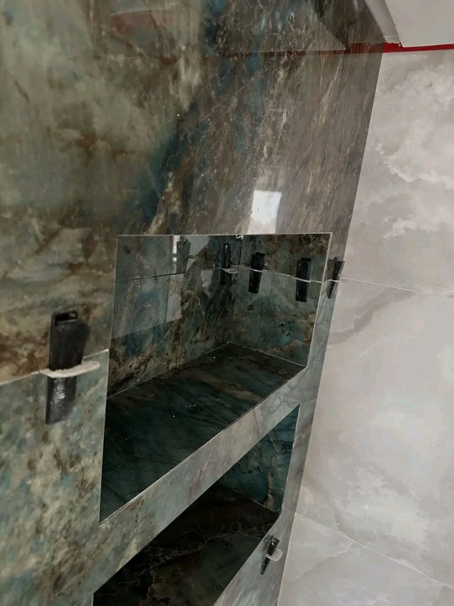 Colonne de douche effet onyx vert à niches à étagères