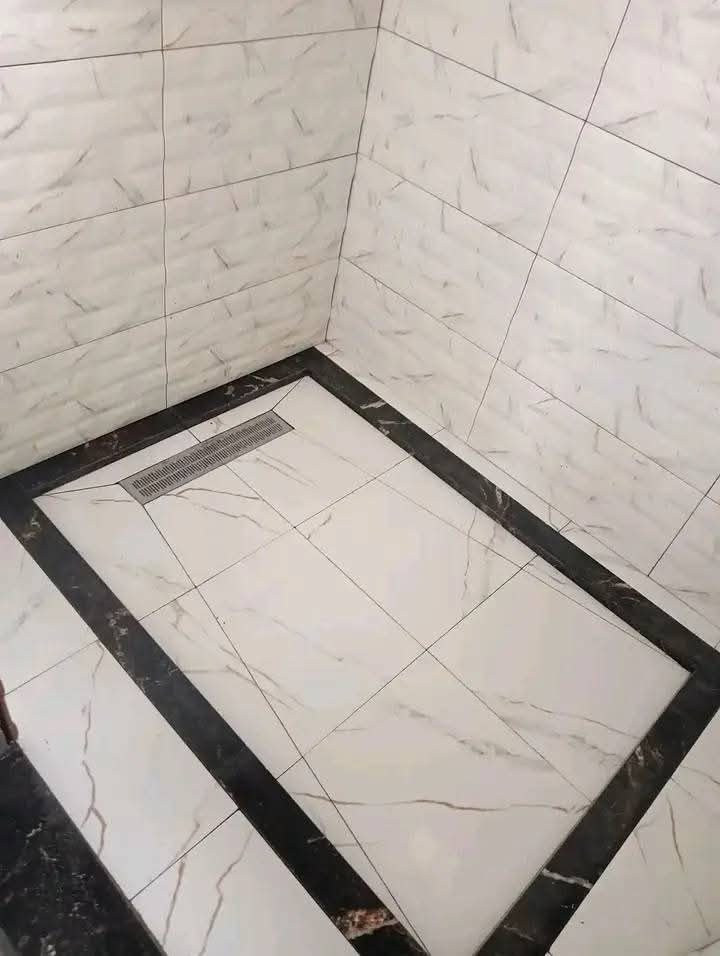 Douche carrelée à bordure marbre noir