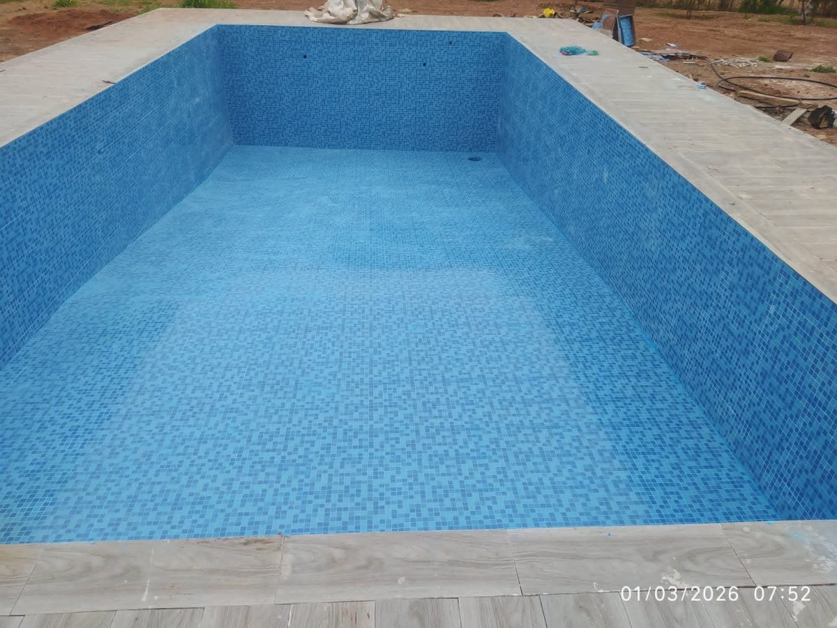 Piscine à revêtement en mosaïque bleue