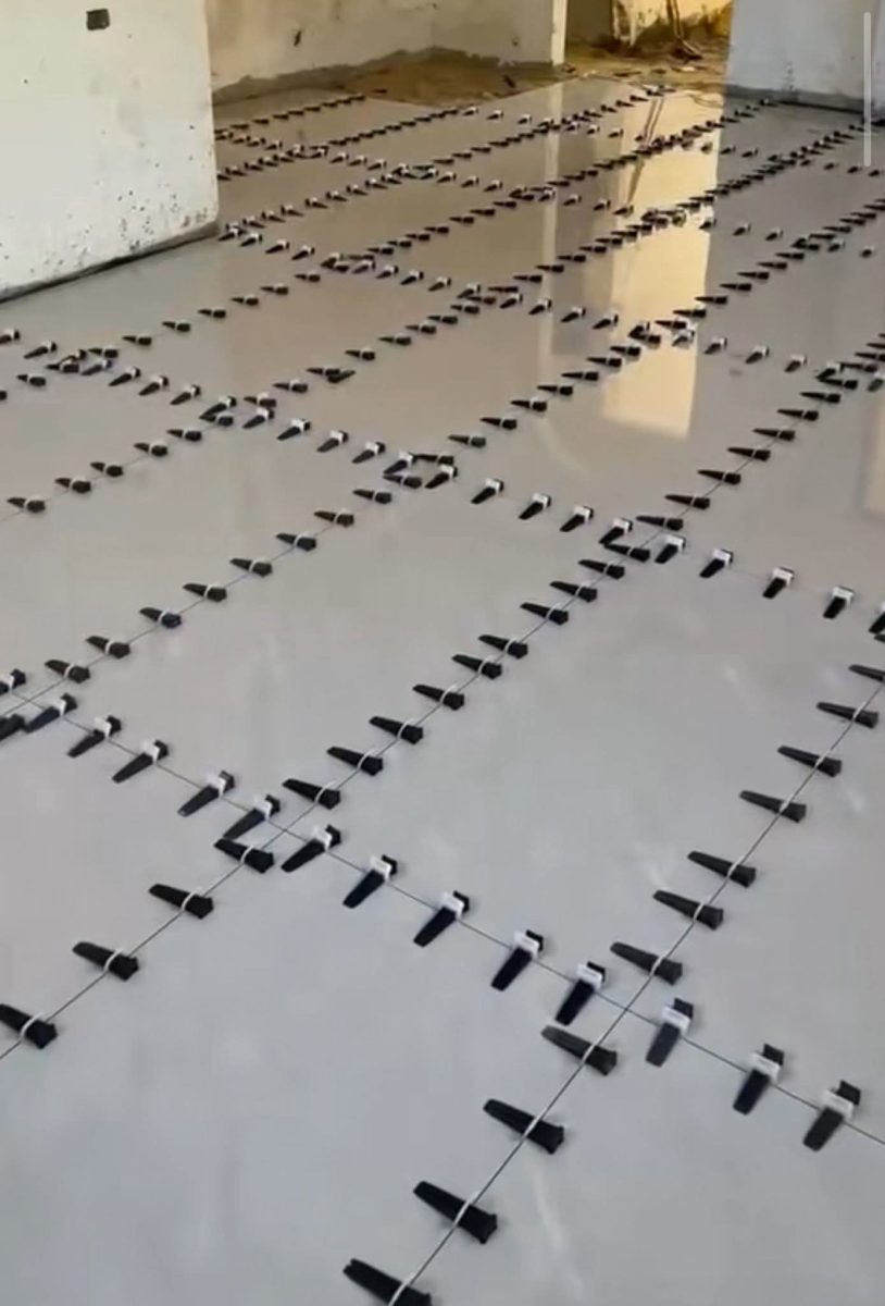 Pose de carrelage au sol avec croisillons