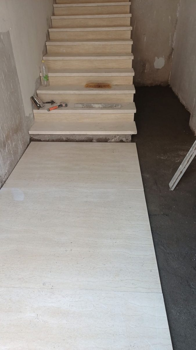 Escalier carrelé effet marbre beige