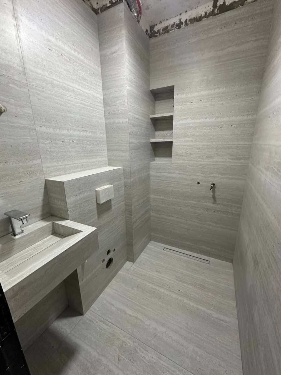 Salle de bain carrelée effet travertin