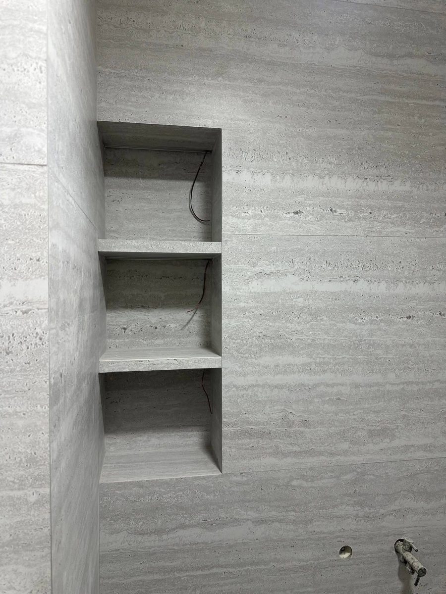 Niche à étagères effet travertin gris