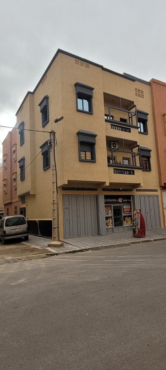 Façade d'immeuble peinte en ocre