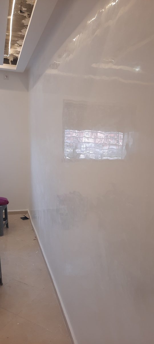 Mur en enduit décoratif nacré gris à niche rétro-éclairée
