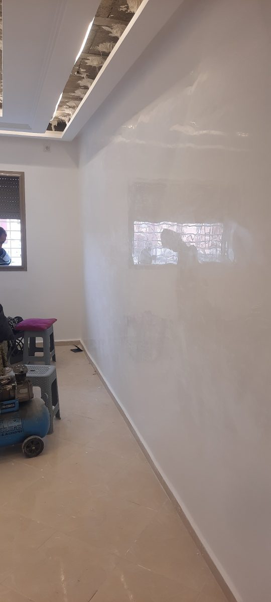 Couloir en cours à faux plafond à gorge LED et spots