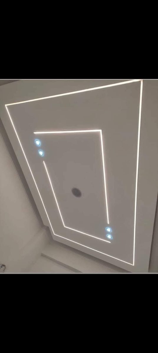 Faux plafond à cadre trapézoïdal à double réglette linéaire