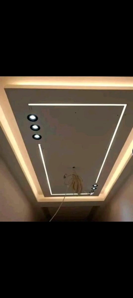 Faux plafond à cadre trapézoïdal à réglettes linéaires, en cours