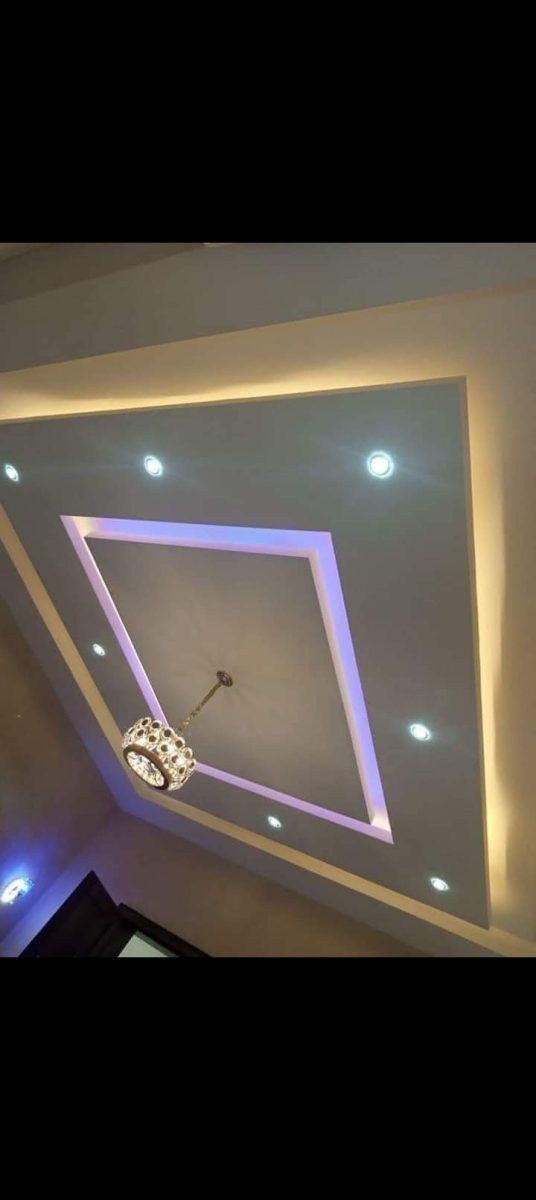 Faux plafond gris à cadre rétro-éclairé LED violet et lustre
