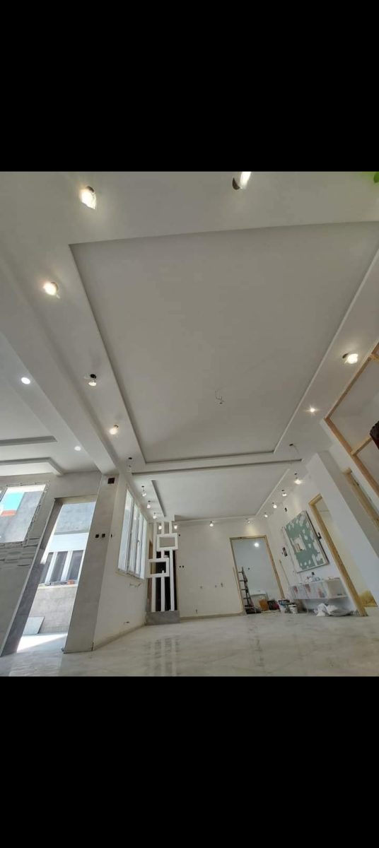 Grand plateau à faux plafond à décrochés, en cours