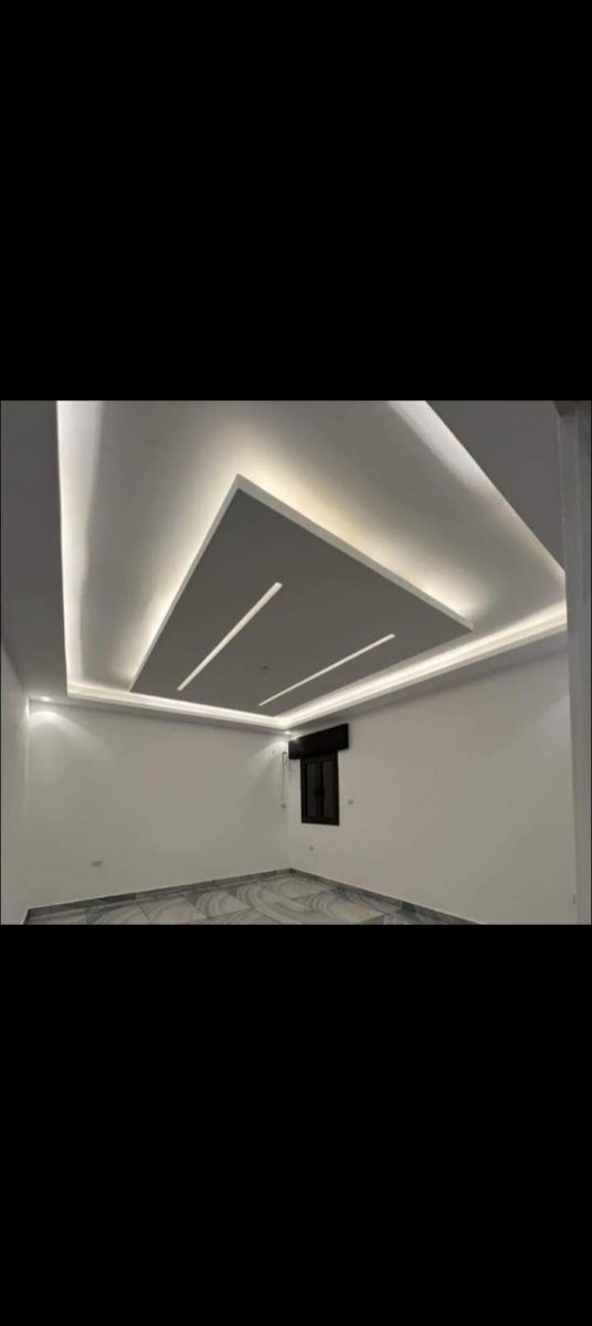 Faux plafond à décroché triangulaire à réglettes linéaires
