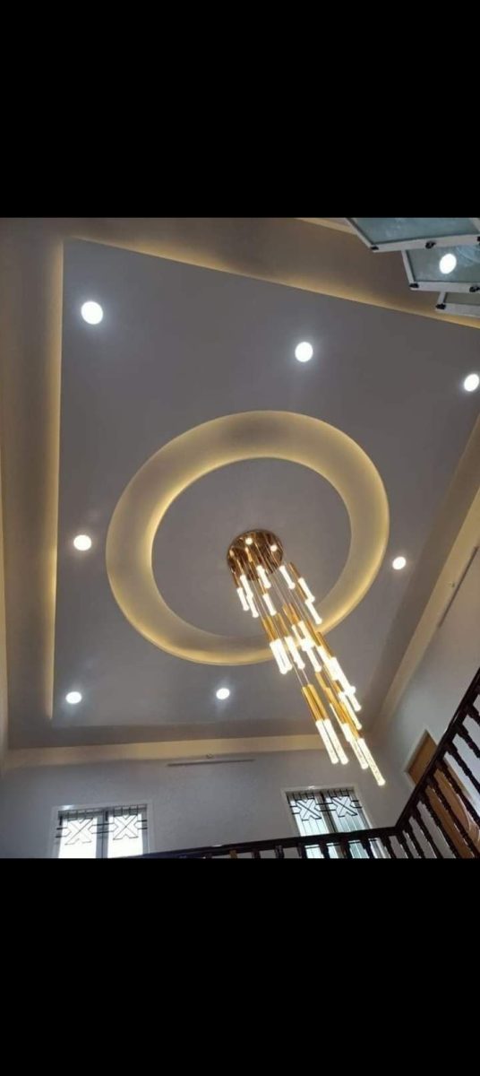 Hall double hauteur à faux plafond à cercles LED et suspension dorée