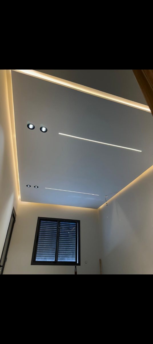 Faux plafond à gorge LED et réglettes linéaires, chambre