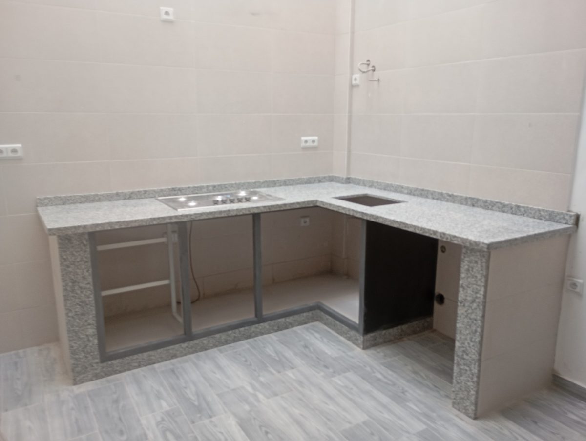 Cuisine en L a plan en granit gris moucheté, en cours
