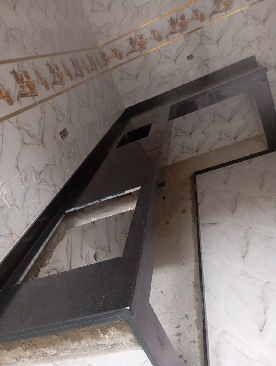 Habillage d'escalier en granit noir poli