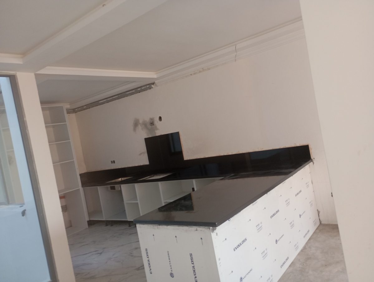 Bar-comptoir à plan de travail en granit noir, en cours
