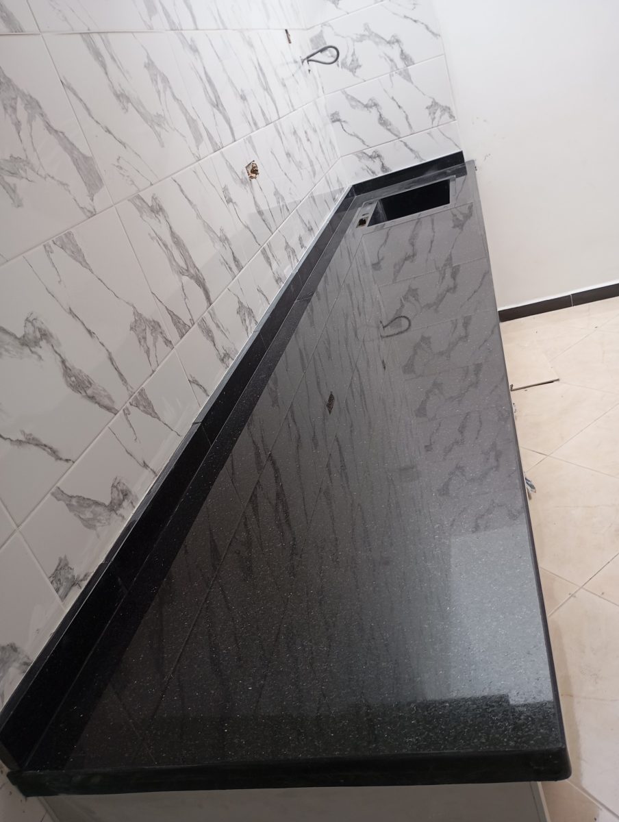 Paillasse en granit noir sur faïence effet marbre blanc