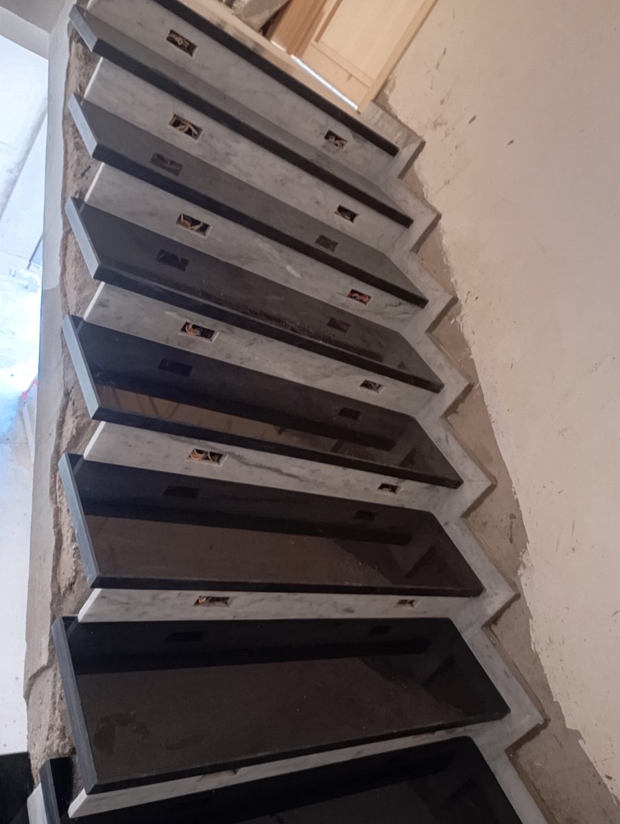 Escalier en marbre à girons blancs et contremarches noires