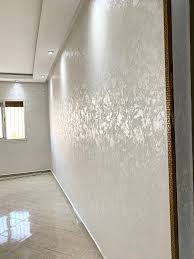 Mur en enduit décoratif nacré blanc à effet nuage