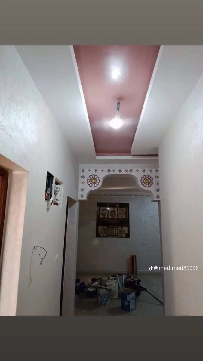Couloir à enduit nacré gris et faux plafond à retombée rose