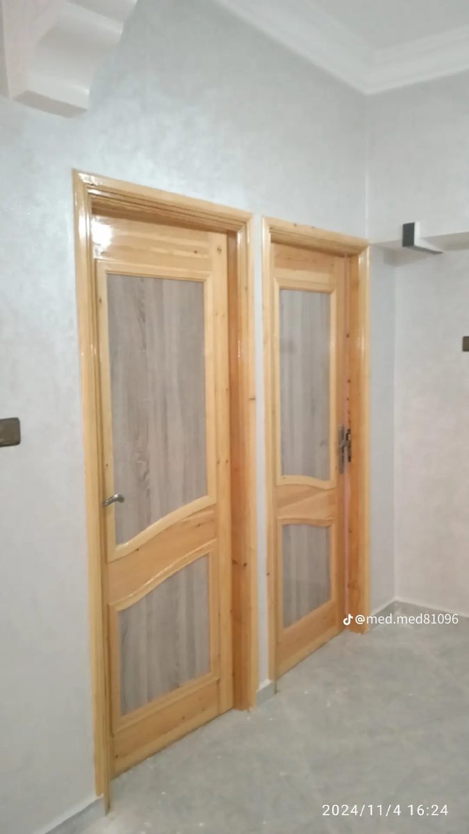 Portes en bois de pin verni à panneaux vitres
