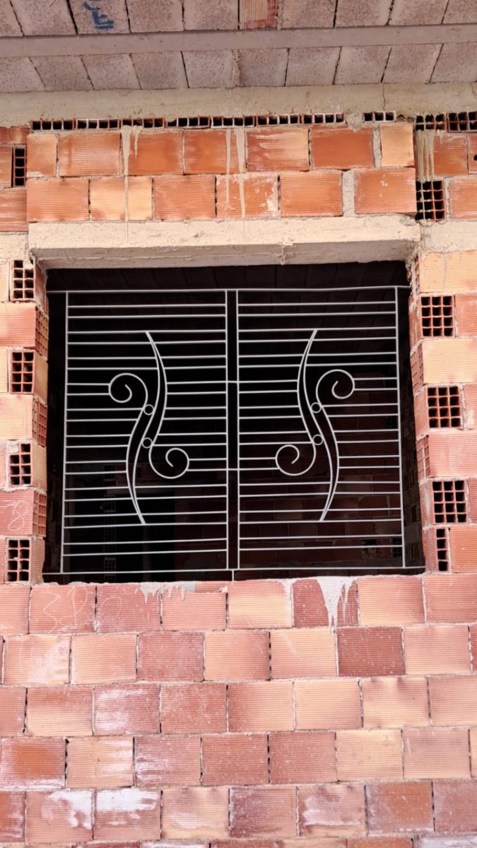 Grille de défense de fenêtre en fer forgé blanc à volutes