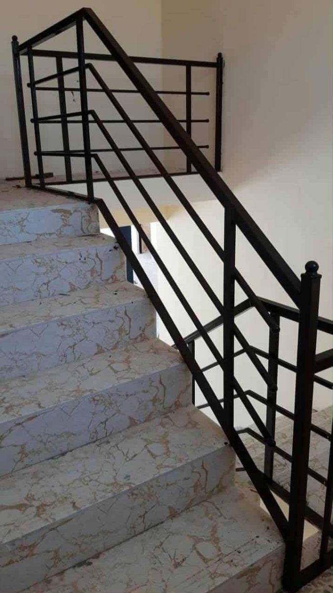 Garde-corps d'escalier en fer forgé noir à barreaux horizontaux