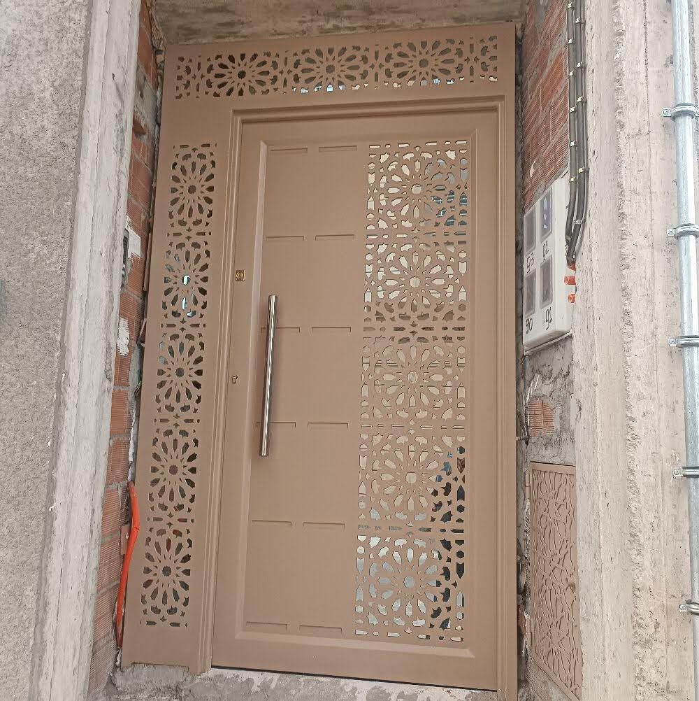 Porte d'entrée en acier à panneaux découpés motif zellige