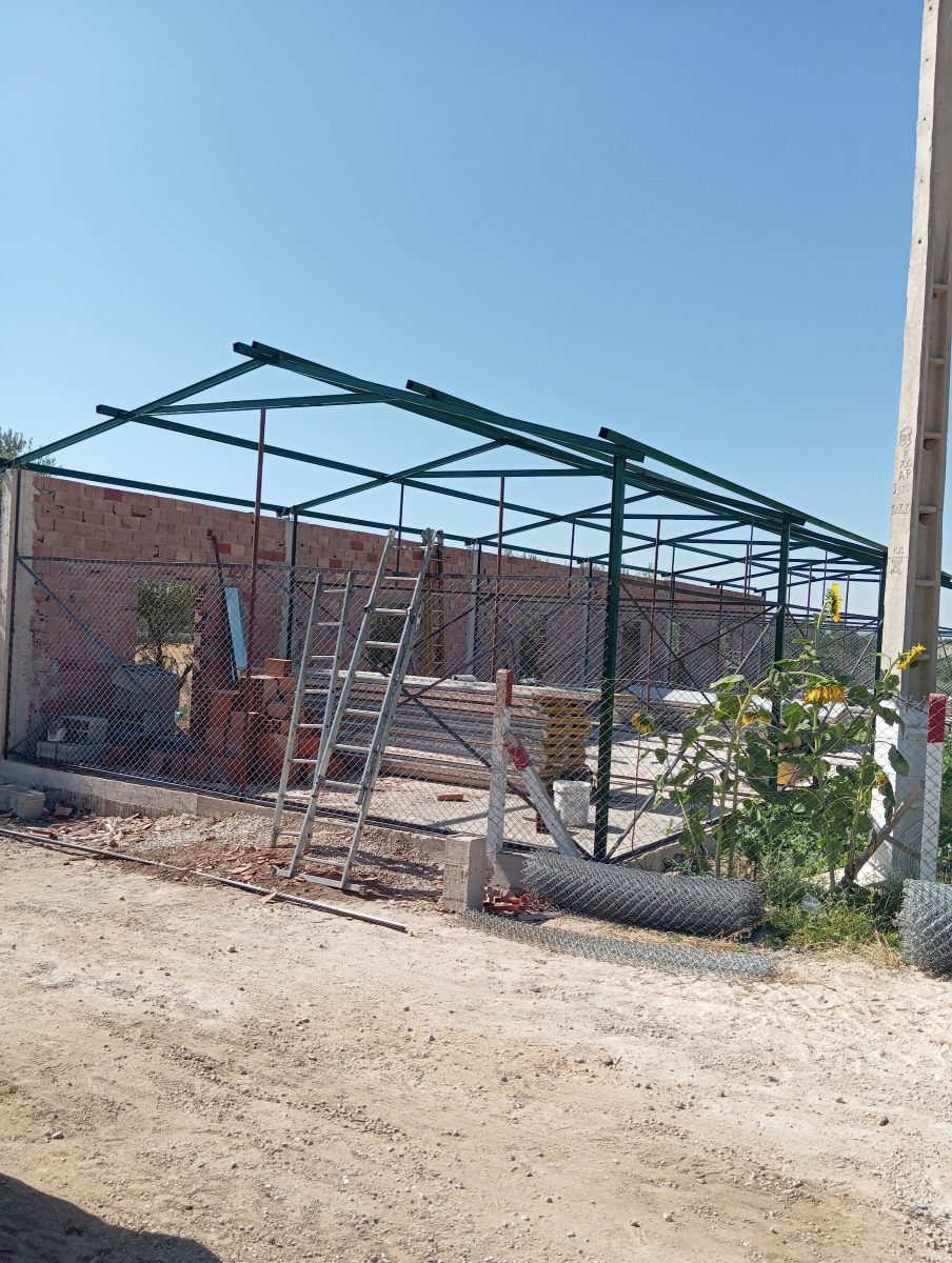 Charpente métallique de hangar sur murs en brique