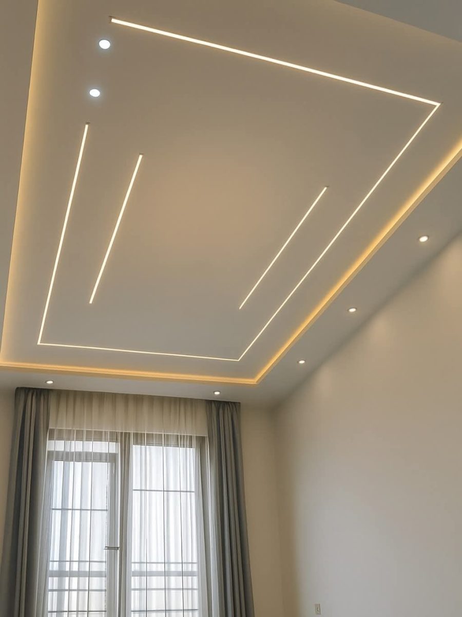 Faux plafond à cadre trapézoïdal à lignes LED, en cours