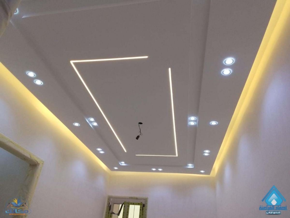 Faux plafond à cadre trapézoïdal à lignes lumineuses LED